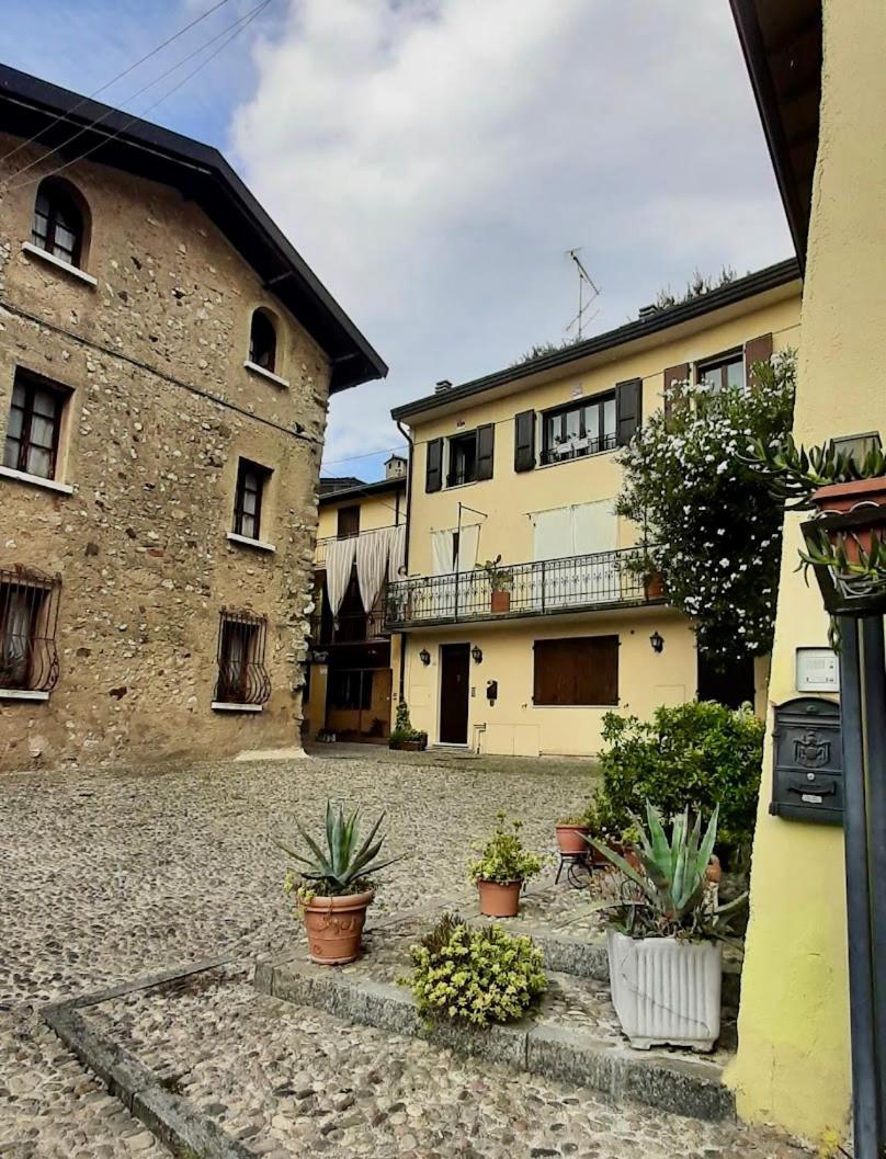 Affascinante Appartamento Nel Castello. Moniga del Garda ภายนอก รูปภาพ